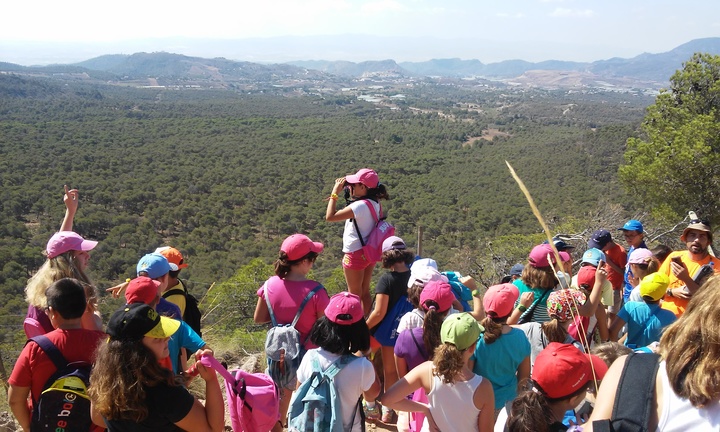 Escolares realizan una actividad del Aula de Naturaleza de La Alquería en el PR de Sierra Espuña.