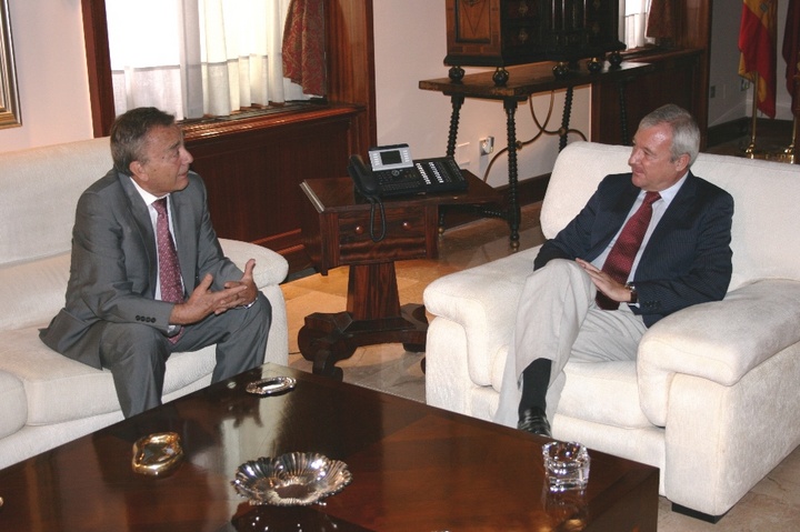 El jefe del Ejecutivo regional recibe al presidente de la Real Academia Alfonso X El Sabio