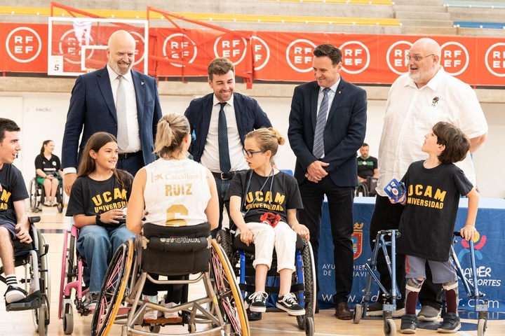 Imagen de archivo del director general de Deportes, Francisco Javier Sánchez, con el responsable de deportes de la Universidad Católica San Antonio de Murcia, Pablo Rosique, y el concejal de Deportes del Ayuntamiento de San Javier, Sergio Martínez, con el equipo Ucam Baloncesto silla de ruedas que desarrolla programas de inclusión en el deporte.