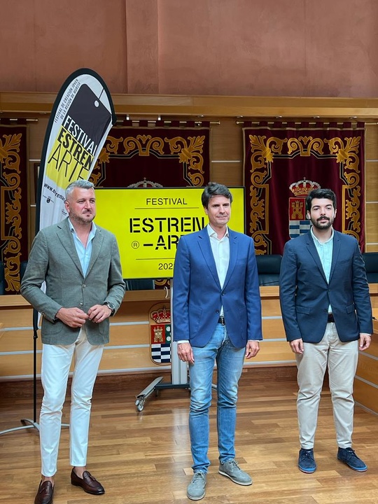 El director general de Juventud, José Manuel López (i), junto con el alcalde de Molina de Segura, José Ángel Alfonso ©, y el concejal de Juventud, Pablo García (d), tras la presentación del calendario de actividades de la IV Edición del Festival EstrenArte.