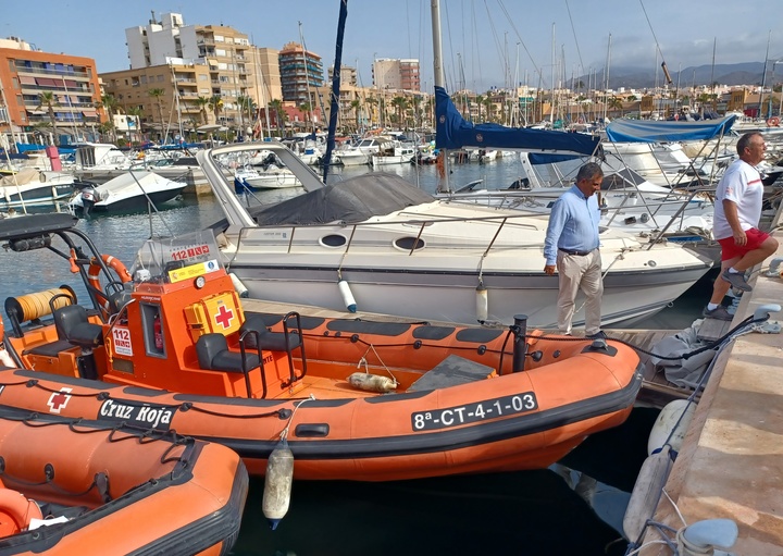 Visita de Juan María Vázquez a la embarcación de Cruz Roja Española, en Mazarrón