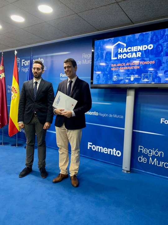 Imagen de archivo del consejero en funciones de Fomento e Infraestructuras, José Ramón Díez de Revenga, y el director de Vivienda, José Francisco Lajara, durante una rueda de prensa de balance de ayudas para la eficiencia energética en viviendas