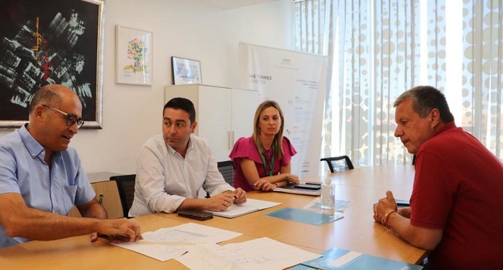 Un momento de la reunión celebrada por el gerente de Esamur con el alcalde de Las Torres de Cotillas.