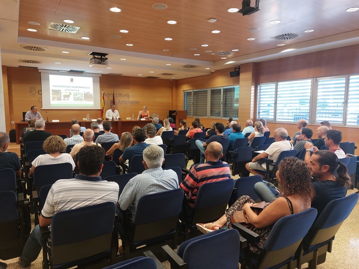 El consejero de Medio Ambiente se reunión con el sector ganadero para informar sobre la enfermedad y las medidas preventivas.