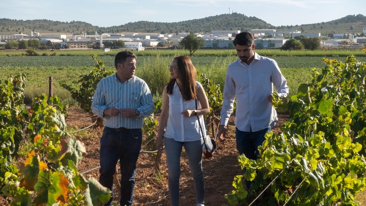 El director general de Política Agraria Común, Juan Pedro Vera (i), durante su visita a la finca.