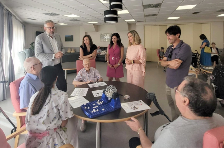 La consejera en funciones de Política Social, Familias e Igualdad, Conchita Ruiz, junto con el alcalde de Santomera, Víctor Martínez, durante su visita a la residencia Sergesa del municipio