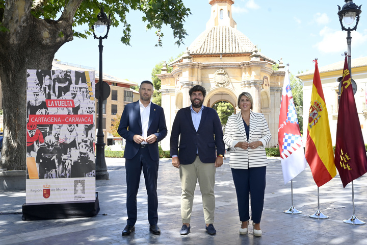 López Miras resalta que la Región de Murcia se convierte en el "epicentro del ciclismo mundial" con la novena etapa de la Vuelta Ciclista a España