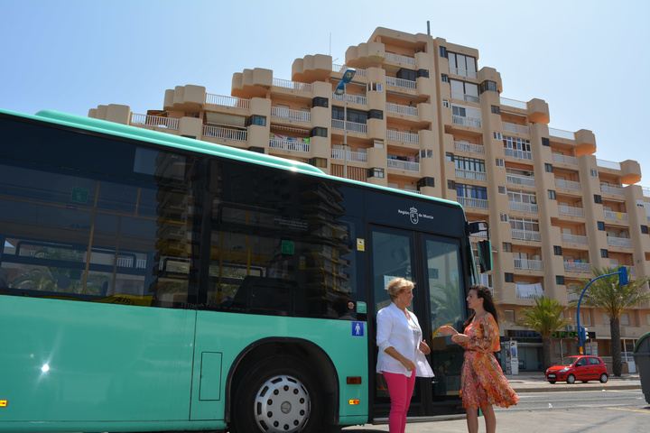 La directora general de Movilidad y Litoral, Marina Munuera, y la concejal de Participación Ciudadana del Ayuntamiento de Cartagena, Paqui Martínez, junto a uno de los autobuses de Movibus que presta el servicio en La Manga.