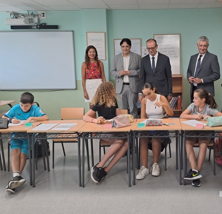 El consejero en funciones de Educación, Formación Profesional y Empleo, Víctor Marín, visitó hoy el CEIP Juan XXIII (Murcia) en el primer día de curso.