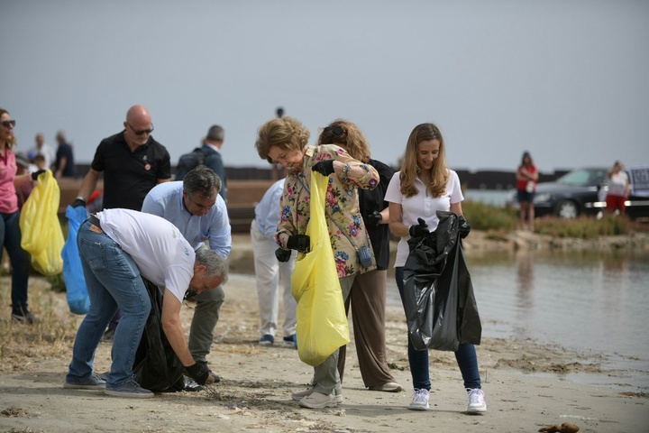 El consejero de Medio Ambiente, Universidades, Investigación y Mar Menor, Juan María Vázquez, junto a S.M. la Reina Sofía en San Javier con motivo del inicio de la campaña de limpieza de entornos marinos '1m2 por las playas y los mares' del proyecto LIBERA (1)