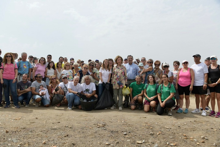 El consejero de Medio Ambiente, Universidades, Investigación y Mar Menor, Juan María Vázquez, junto a S.M. la Reina Sofía en San Javier con motivo del inicio de la campaña de limpieza de entornos marinos '1m2 por las playas y los mares' del proyecto LIBERA (3)