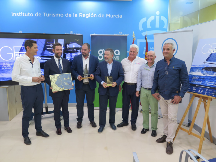 Imagen del director del Itrem, Juan Francisco Martínez, junto al alcalde de Los Alcázares, Mario Cervera, el presidente de la Federación de Vela de la Región de Murcia, Arturo García y el presidente de GESA, Mariano Luis Albaladejo, durante la presentación que tuvo lugar hoy en el Itrem