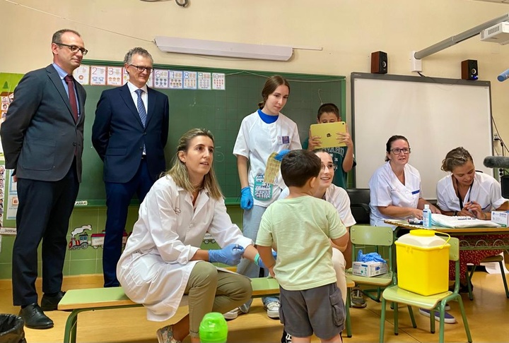 Inicio de la vacunación frente la gripe a los menores en un colegio de Zarandona (Murcia).