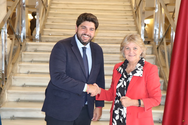 El presidente de la Región de Murcia, Fernando López Miras, recibe a la comisaria europea de Cohesión y Reformas, Elisa Ferreira/2