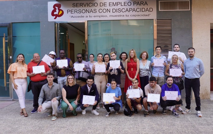 La directora del SEF, Marisa López, durante la entrega de diplomas.