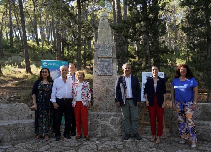 El consejero de Medio Ambiente, Universidades, Investigación y Mar Menor, Juan María Vázquez, bajo el busto de Ricardo Codorníu en Sierra Espuña.