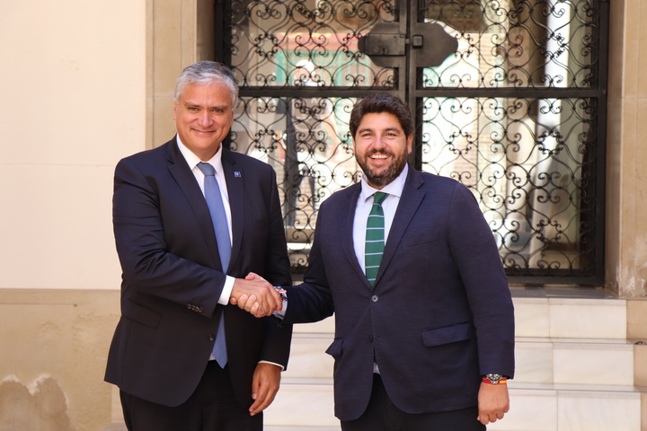 El jefe del Ejecutivo autonómico, Fernando López Miras, recibe al presidente del Comité Europeo de las Regiones, Vasco Cordeiro/1