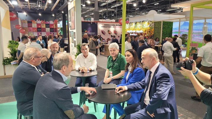 La consejera de Agua, Agricultura, Ganadería y Pesca, Sara Rubira, mantiene un encuentro con representantes de empresas asociadas en Agritech