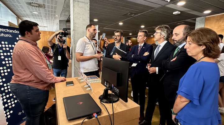 El consejero de Economía, Hacienda y Empresa, Luis Alberto Marín, conoce algunos de los stands instalados en el Auditorio Víctor Villegas con motivo del Día del Emprendedor