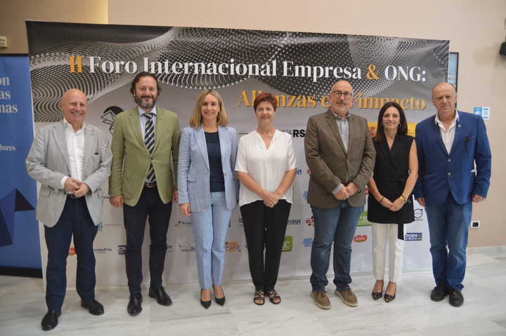 La consejera de Política Social, Familias e Igualdad, Conchita Ruiz, junto a la directora de Columbares, Rosa Cano, el director de Cepaim, Juan Antonio Segura y representantes empresariales de Croem