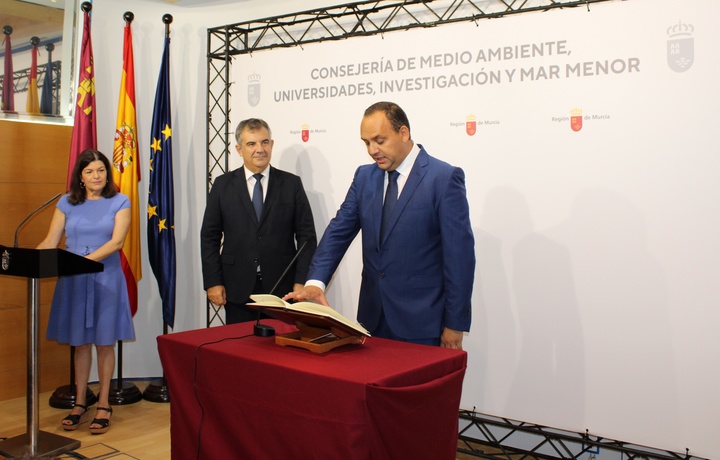 El consejero de Medio Ambiente, Universidades, Investigación y Mar Menor, Juan María Vázquez, en la toma de posesión del director general de Universidades e Investigación, Antonio Caballero