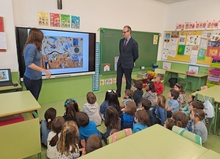 Imagen de archivo del consejero Víctor Marín durante la visita al CEIP Nuestra señora de Belén donde se instalaron paneles digitales el pasado curso.