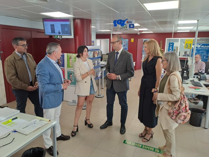 El consejero Víctor Marín visita la oficina de empleo de Moratalla (2)