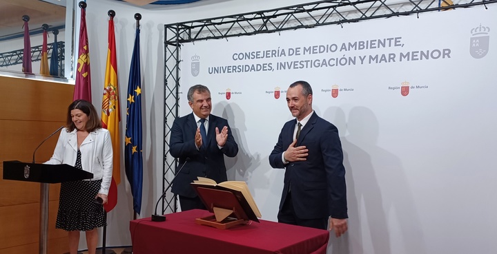 Juan María Vázquez preside la toma de posesión del nuevo director general de Medio Ambiente