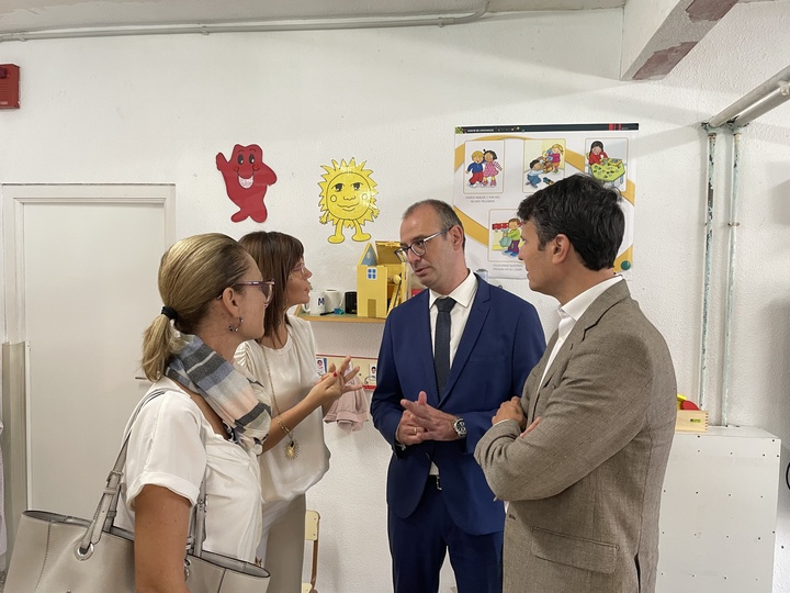 El consejero de Educación, Formación Profesional y Empleo, Víctor Marín, visitó el CEIP San Antonio de Molina de Segura, acompañado por el alcalde de la localidad, José Ángel Alfonso.