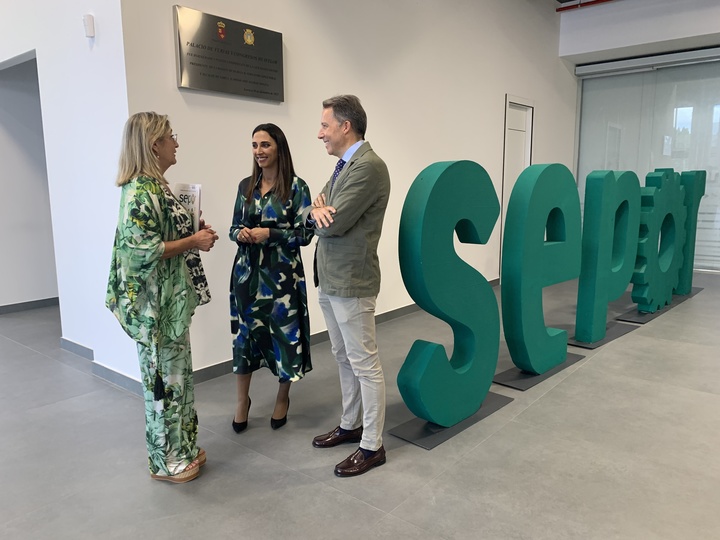 La consejera de Agua, Agricultura, Ganadería y Pesca, Sara Rubira, junto al alcalde de Lorca, Fulgencio Gil, y la gerente de SEPOR, Patricia Bermúdez, tras la presentación de la próxima edición de la feria