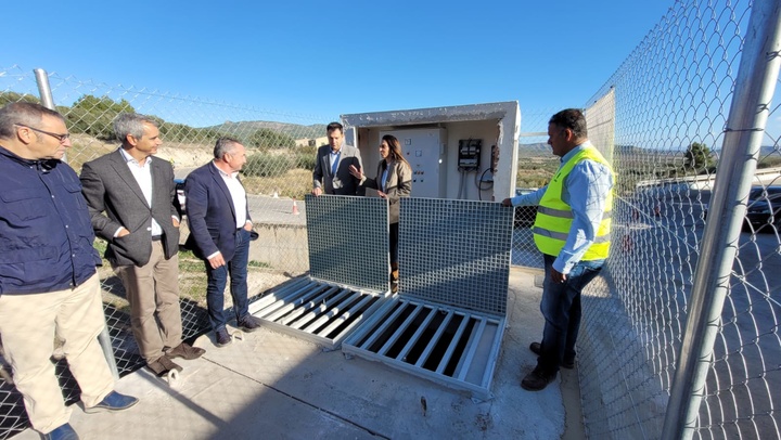 La consejera Sara Rubira durante la visita a la nueva estación de bombeo de aguas residuales construida por la Comunidad en Moratalla