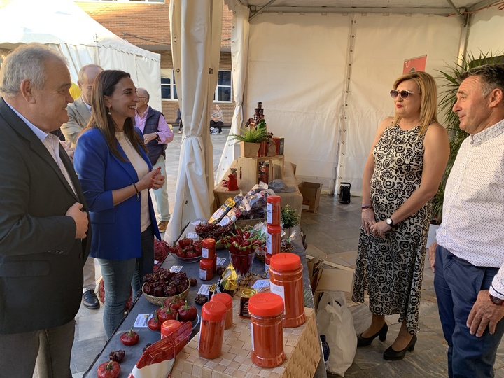 La consejera Sara Rubira junto al alcalde de Totana, Juan Pagán, en la inauguración de la II Feria Regional del Pimentón.