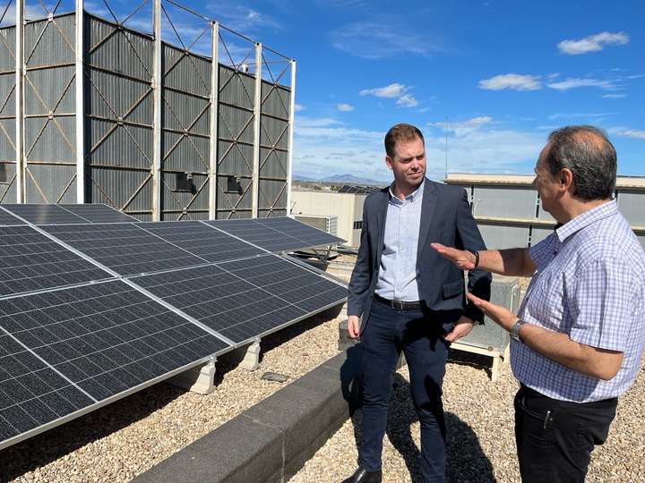 El director general de Energía y de Actividad Industrial y Minera, Federico Miralles, visita la instalación de autoconsumo construida en la azotea...