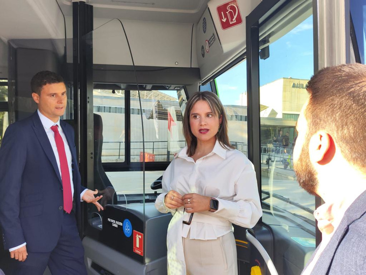 La directora general de Movilidad y Transporte, María Dolores Solana, asistió a las pruebas de funcionamiento del nuevo modelo de autobús cien por cien eléctrico.