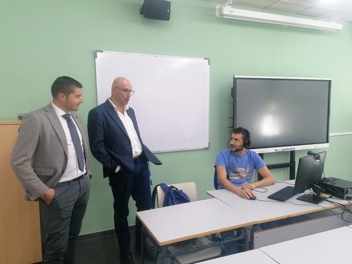 El director general de Formación Profesional, Enseñanzas de Régimen Especial y Educación Permanente, Luis Quiñonero, durante su visita a las instalaciones de la Escuela Oficial de Idiomas de Murcia.