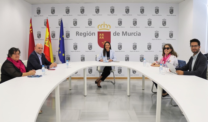 Un momento de la reunión de la consejera Carmen Conesa con los representantes de Cermi.