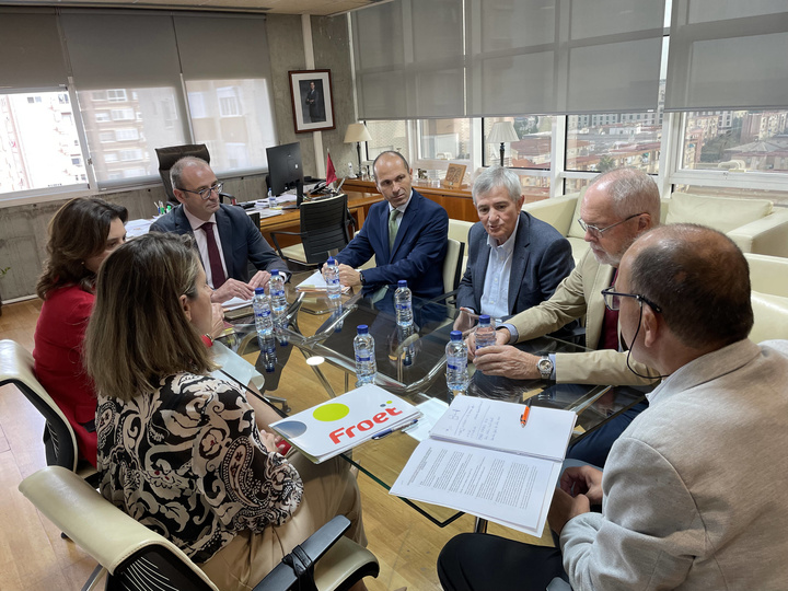 El consejero de Educación, Formación Profesional y Empleo, Víctor Marín, mantuvo un encuentro con  el presidente de la Federación Regional de Organizaciones y Empresas de Transporte de Murcia (Froet), Pedro Díaz, y el secretario general de la organización, Manuel Pérez-Carro.