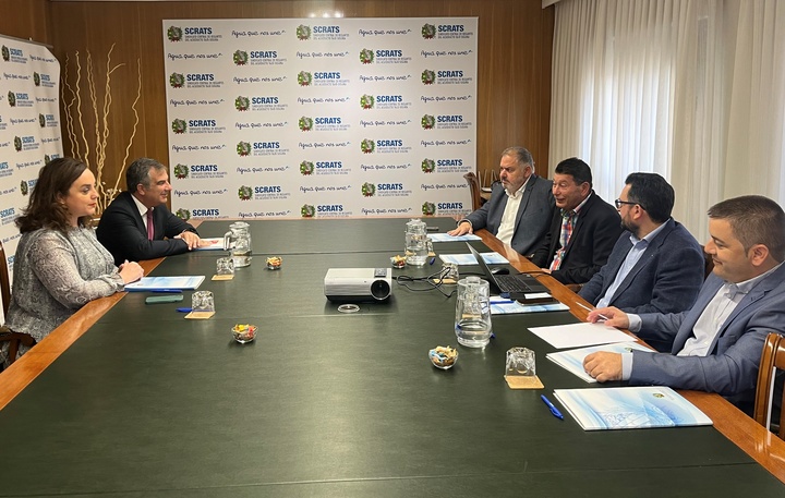 El consejero de Medio Ambiente, Universidades, Investigación y Mar Menor, Juan María Vázquez, durante la reunión con el presidente del Sindicato Central de Regantes del Acueducto Tajo-Segura, Lucas Jiménez