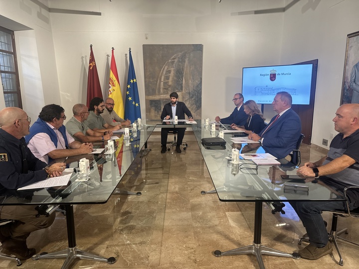 El presidente de la Región de Murcia, Fernando López Miras, se reunió hoy con el Comité de Empresa de Sabic.
