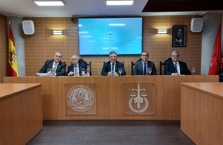 El consejero Juan María Vázquez inauguró anoche la VII Conferencia de Reales Academias y Academias de Ciencias Veterinarias de España