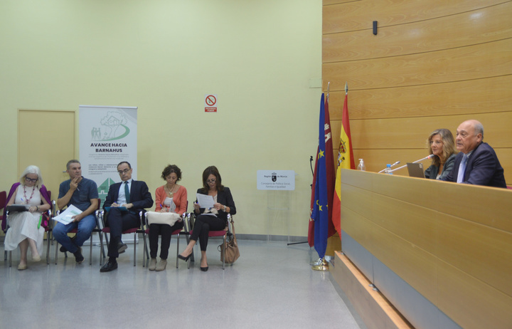 La directora general de Familias, Infancia y Conciliación, María Luisa Lozano, y el secretario general de la Consejería de Política Social, Leopoldo Olmo, durante la inauguración del programa 'Avance hacia Barnahus'.