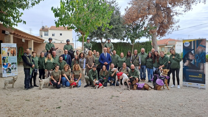 El consejero de Educación, Formación Profesional y Empleo, Víctor Marín, visitó a los alumnos del SEF que se forman como guías de paseos ecuestres y guías caninos para perros de asistencia, en el centro ecuestre La Herradura (Murcia).
