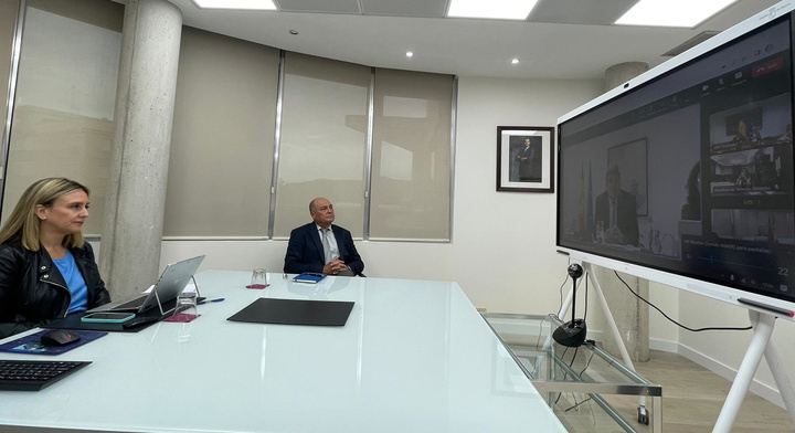 La consejera de Política Social, Familias e Igualdad, Conchita Ruiz, junto al secretario general de la Consejería, Leopoldo Olmo, durante la videoconferencia mantenida con el ministro Escrivá.