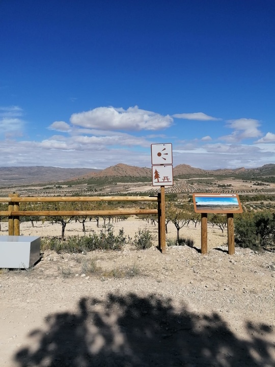 Elementos de señalización e información instalados en la conexión de la vía verde Chicharra Yecla y vía verde Chicharra Cieza (2)