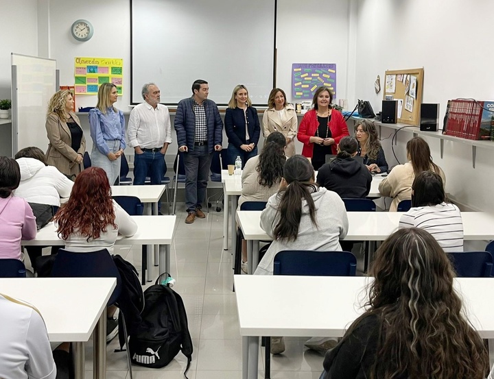 La consejera de Política Social, Familias e Igualdad, Conchita Ruiz, junto con el alcalde de Las Torres de Cotillas, Pedro José Noguera, durante el taller de 'Prevención de riesgos sexuales en internet' impartido en el centro educativo de La Salceda