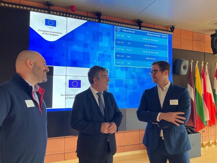 El consejero de Medio Ambiente, Universidades, investigación y Mar Menor, Juan María Vázquez, con dos de los responsables de los proyectos liderados por la Región de Murcia, Alberto Garre y Tristano Bacchetti, de lucha contra el cambio climático