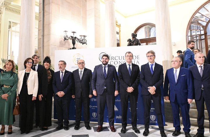 López Miras clausura el acto con motivo del 25 aniversario del Círculo de Economía de la Región de Murcia.