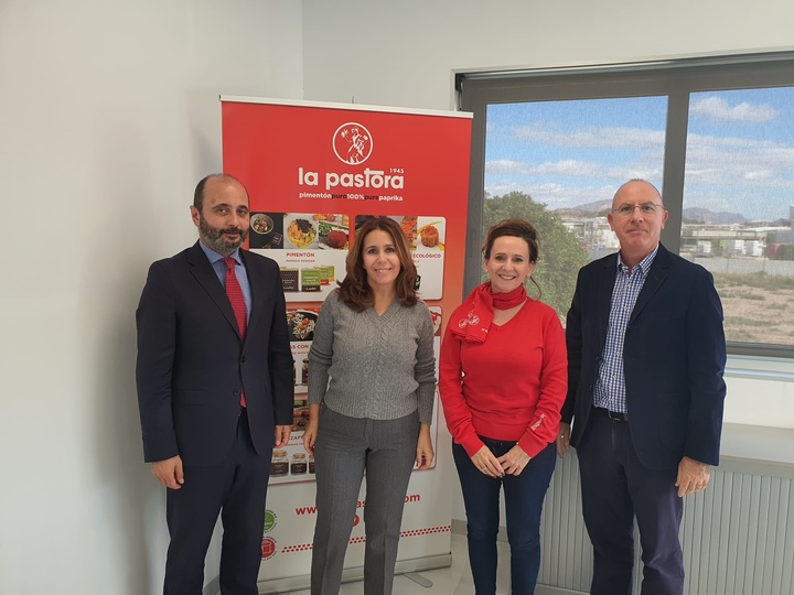 El director del Instituto de Fomento (Info), Joaquín Gómez, visita la empresa de pimentón La Pastora.