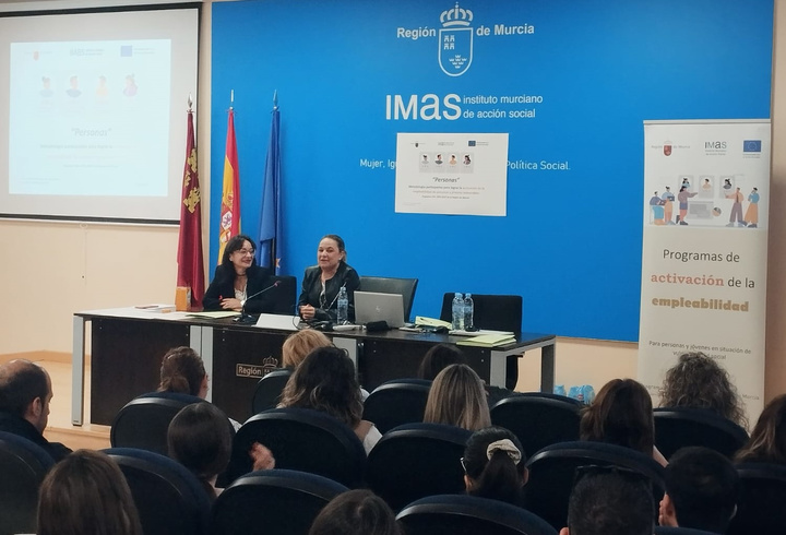 La directora gerente del IMAS, Verónica López, durante la jornada formativa del programa 'Personas' a los profesionales de las entidades sociales...