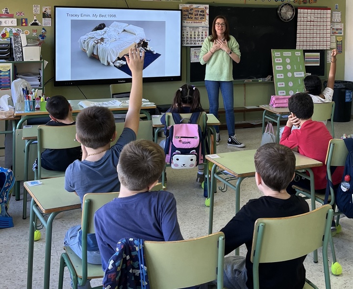 Imagen de los alumnos en la charla presentación cronológica y social del arte contemporáneo